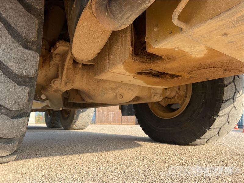 CAT 725 ساحبات مفصلية