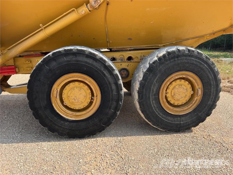 CAT 725 ساحبات مفصلية