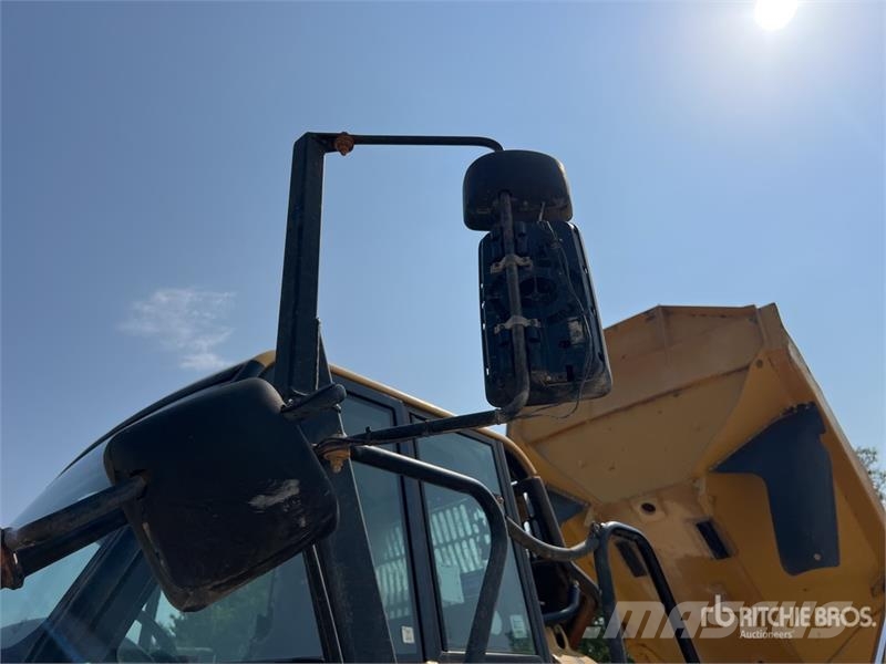 CAT 725 ساحبات مفصلية