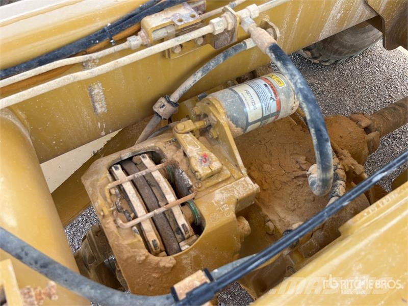 CAT 725 ساحبات مفصلية