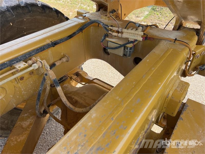 CAT 725 ساحبات مفصلية