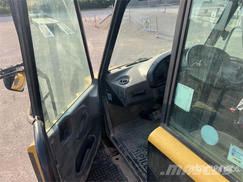 CAT 725 ساحبات مفصلية