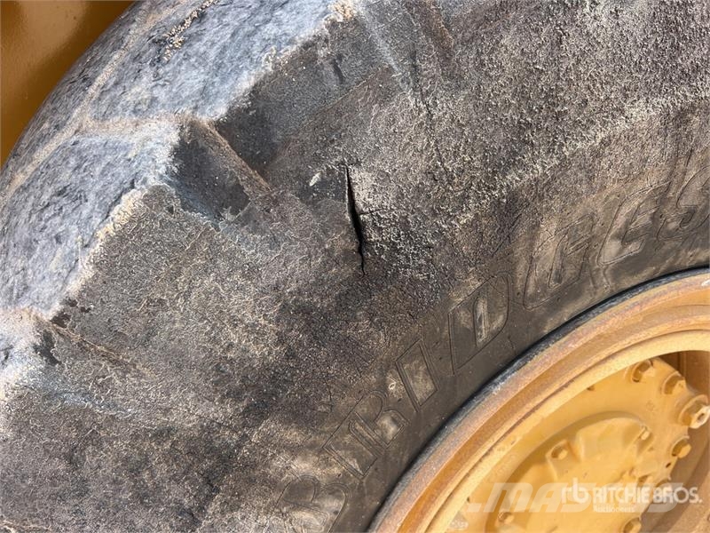 CAT 725 ساحبات مفصلية