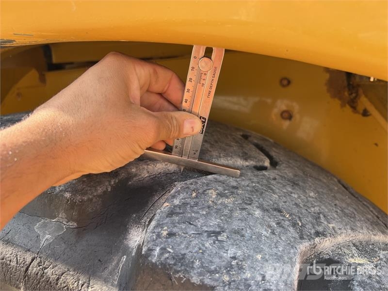 CAT 725 ساحبات مفصلية