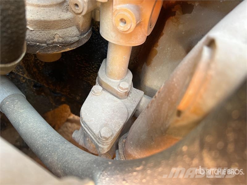 CAT 725 ساحبات مفصلية