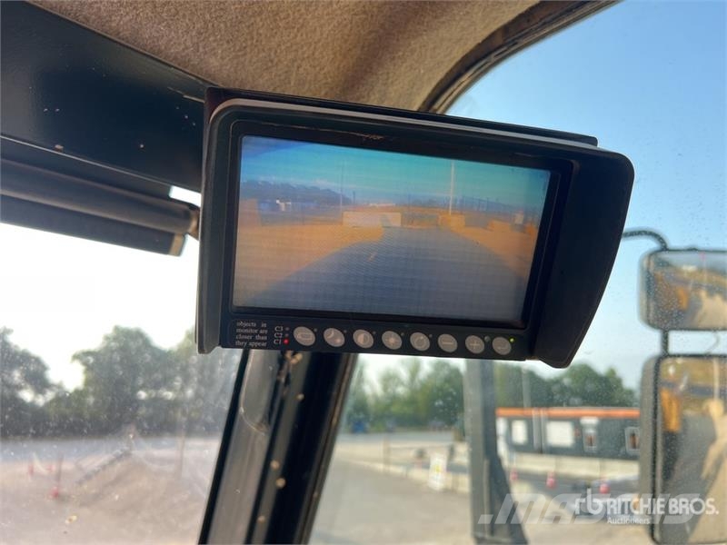 CAT 725 ساحبات مفصلية