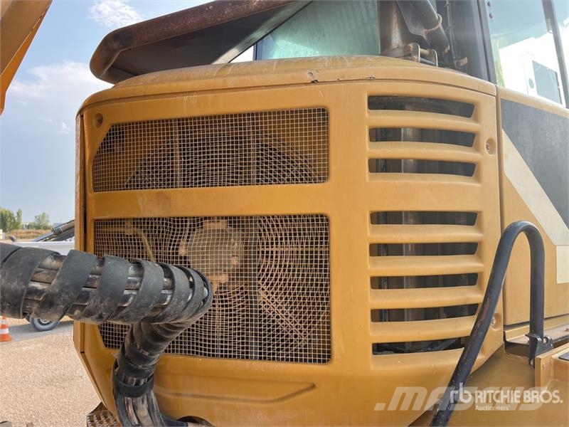 CAT 725 ساحبات مفصلية