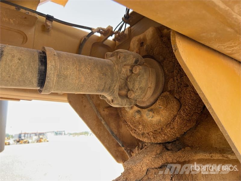 CAT 725 ساحبات مفصلية