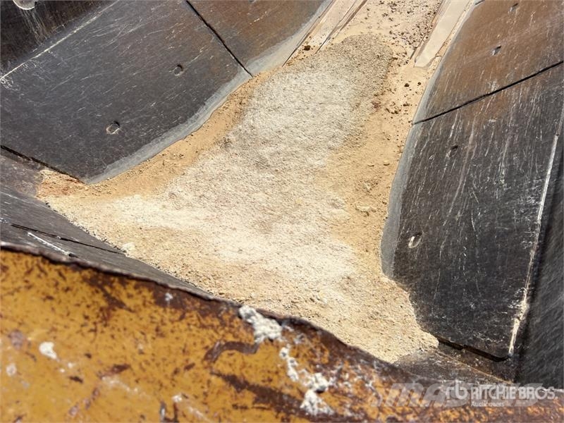 CAT 725 ساحبات مفصلية