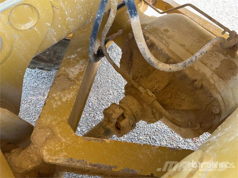 CAT 725 ساحبات مفصلية