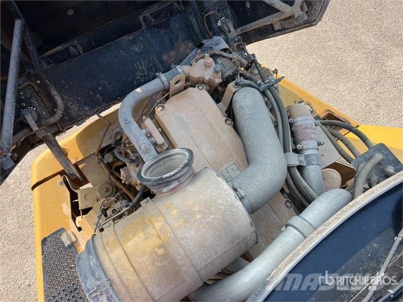 CAT 725 ساحبات مفصلية