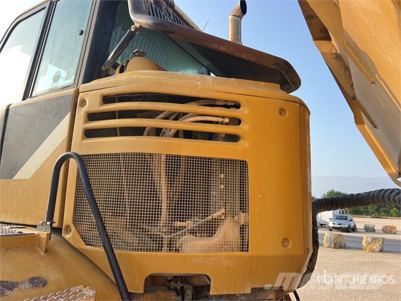 CAT 725 ساحبات مفصلية