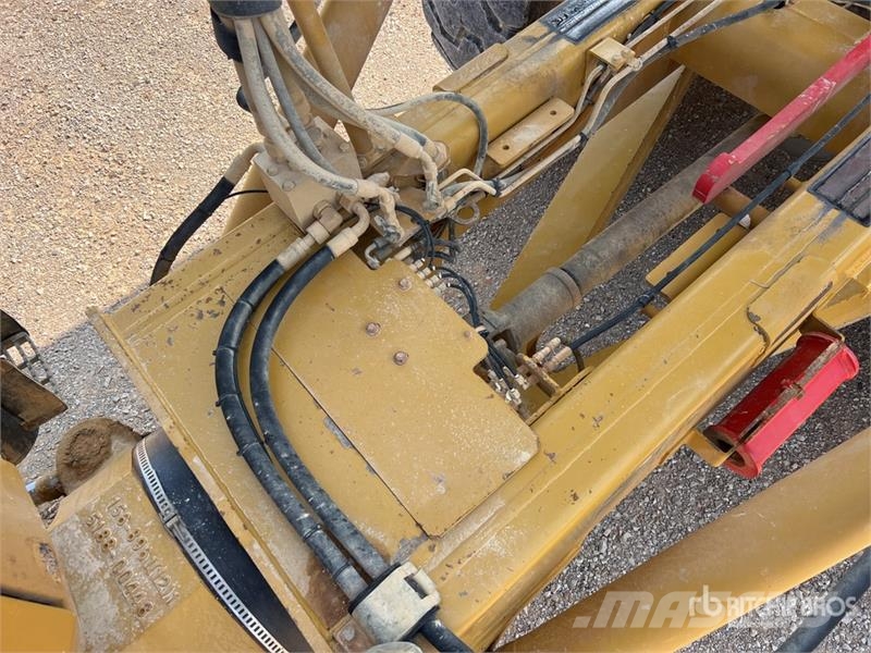 CAT 725 ساحبات مفصلية