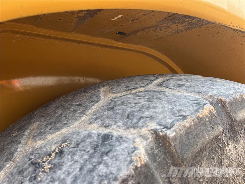 CAT 725 ساحبات مفصلية