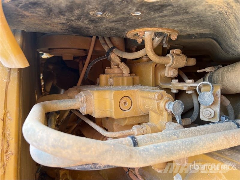 CAT 725 ساحبات مفصلية