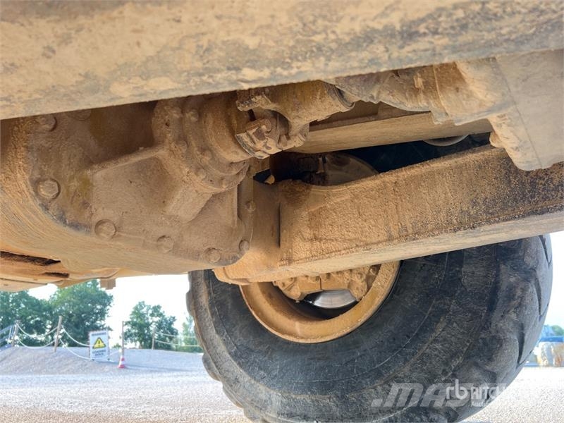 CAT 725 ساحبات مفصلية