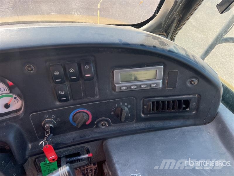 CAT 725 ساحبات مفصلية