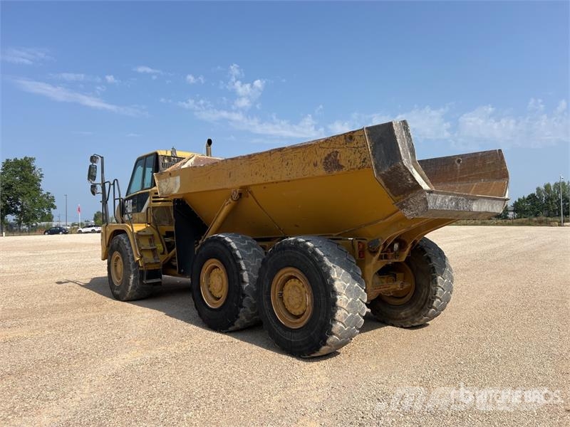 CAT 725 ساحبات مفصلية