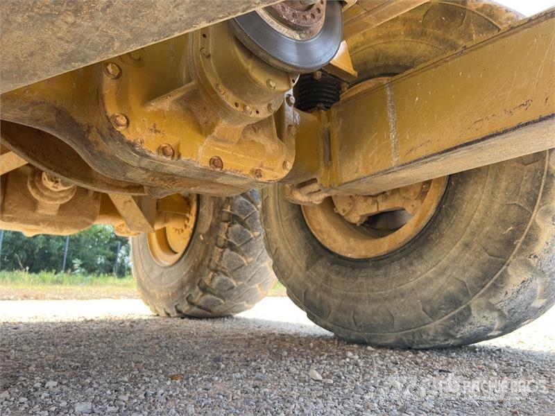 CAT 725 ساحبات مفصلية