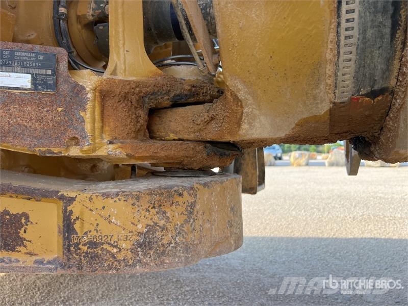CAT 725 ساحبات مفصلية