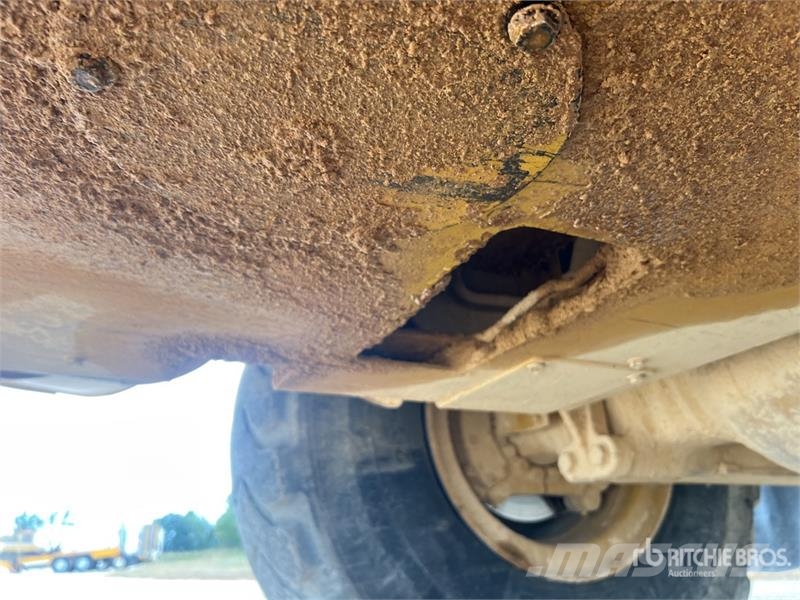CAT 725 ساحبات مفصلية