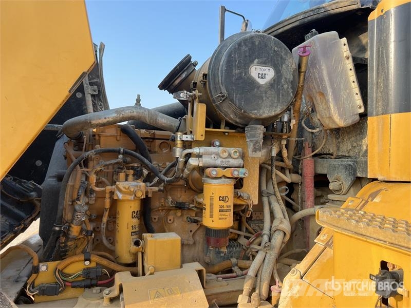 CAT 725 ساحبات مفصلية