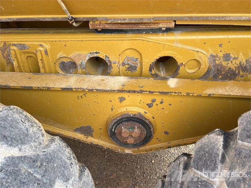 CAT 725 ساحبات مفصلية