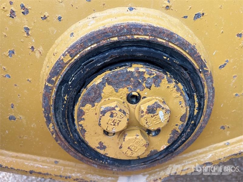 CAT 725 ساحبات مفصلية