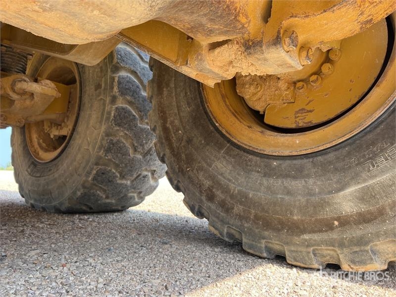 CAT 725 ساحبات مفصلية