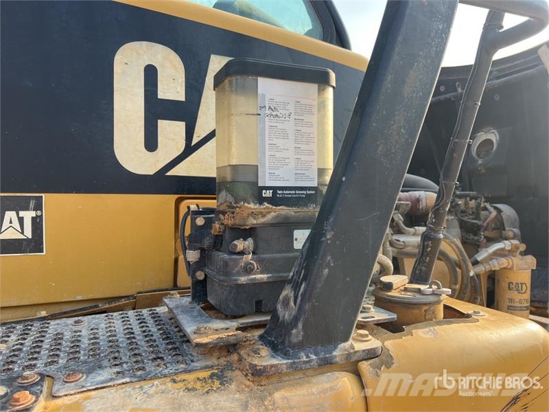 CAT 725 ساحبات مفصلية