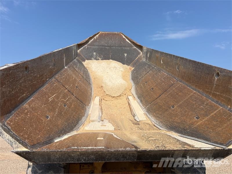 CAT 725 ساحبات مفصلية