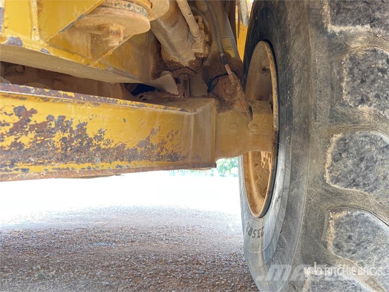 CAT 725 ساحبات مفصلية