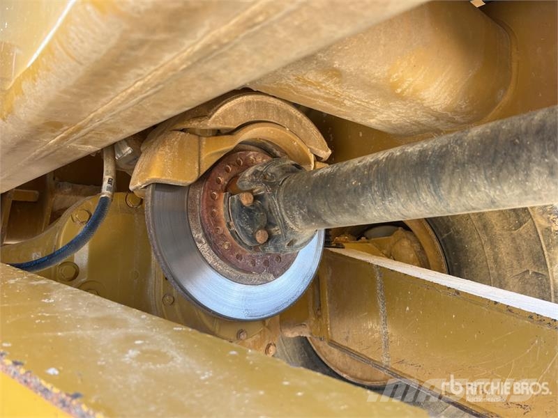 CAT 725 ساحبات مفصلية