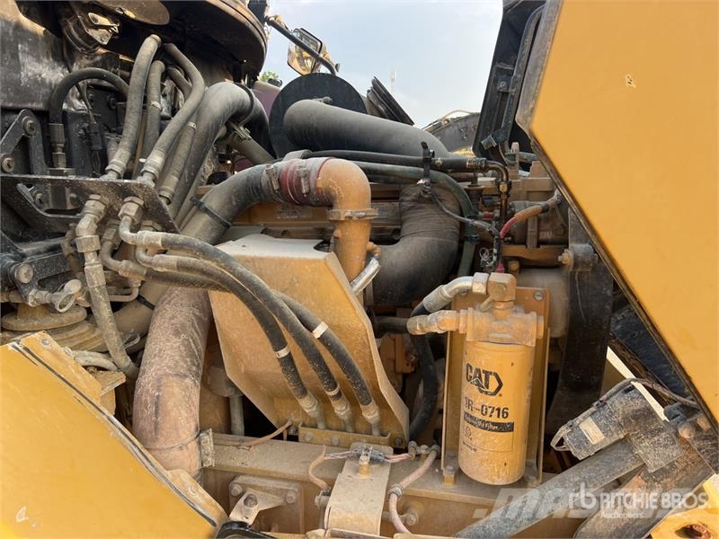 CAT 725 ساحبات مفصلية