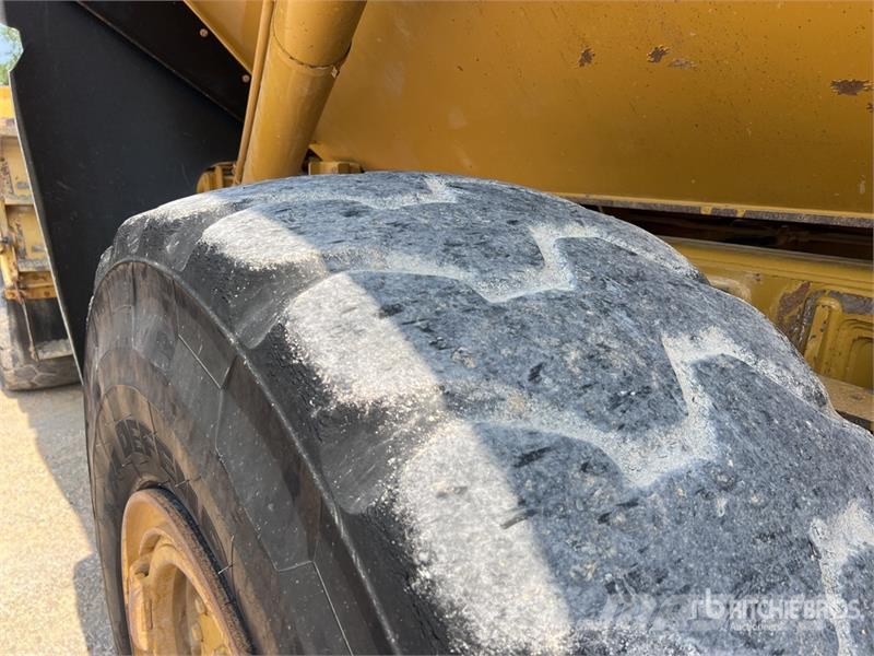 CAT 725 ساحبات مفصلية