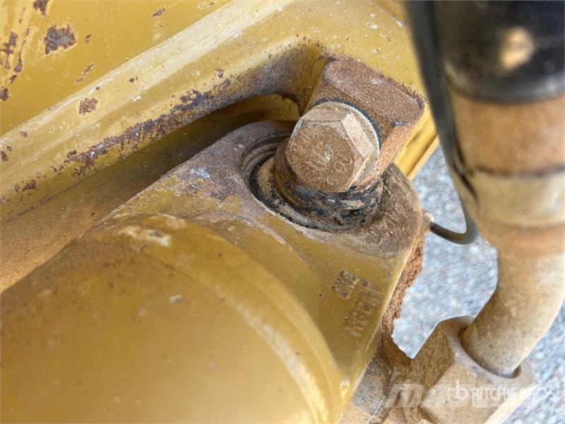 CAT 725 ساحبات مفصلية