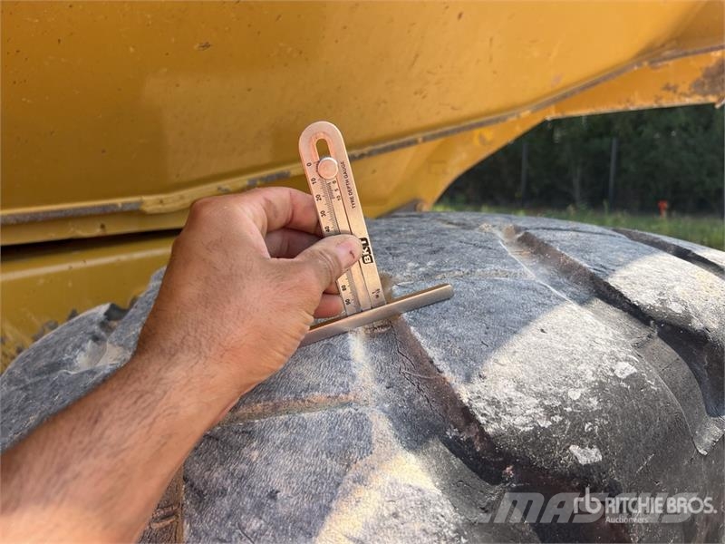 CAT 725 ساحبات مفصلية