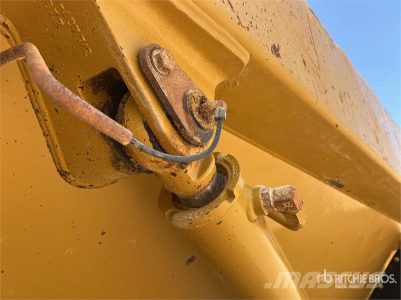 CAT 725 ساحبات مفصلية