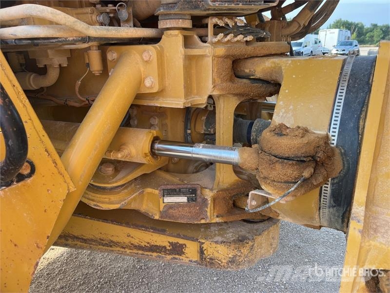 CAT 725 ساحبات مفصلية
