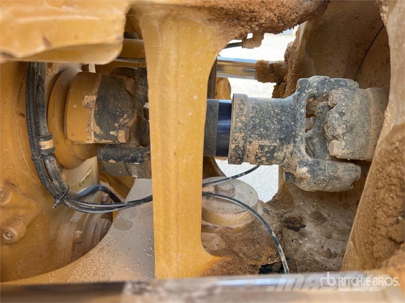 CAT 725 ساحبات مفصلية