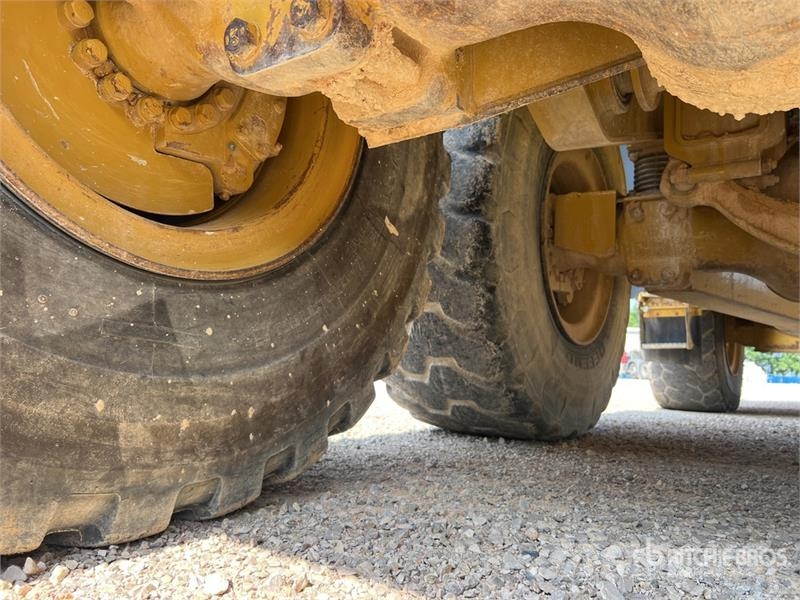 CAT 725 ساحبات مفصلية