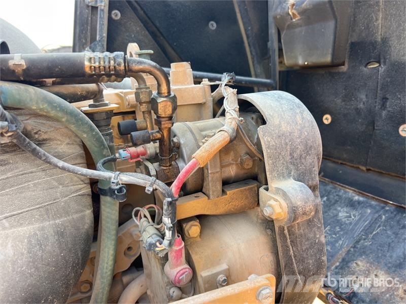 CAT 725 ساحبات مفصلية