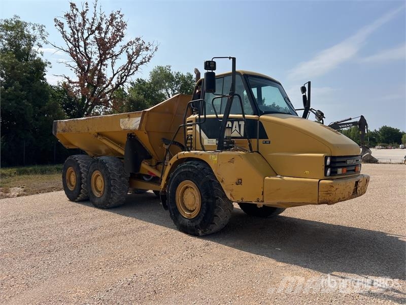 CAT 725 ساحبات مفصلية