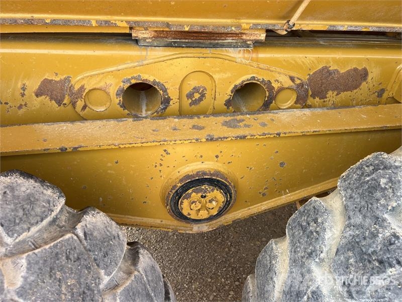 CAT 725 ساحبات مفصلية
