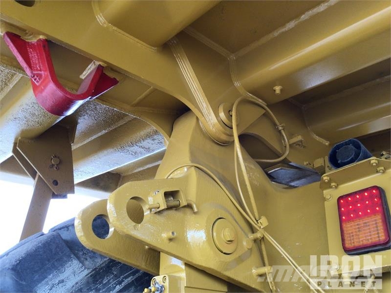 CAT 777F Haul Truck Liigendraamiga pinnaseveokid