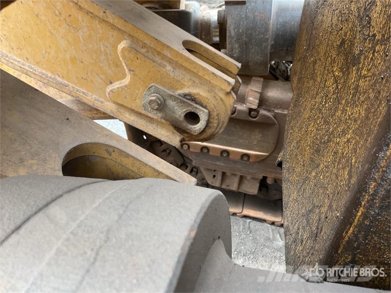 CAT 973D Гусеничные фронтальные погрузчики