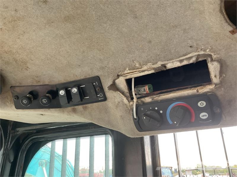 CAT 973D Гусеничные фронтальные погрузчики