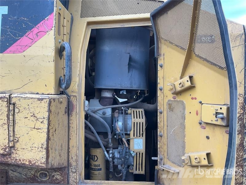 CAT 973D Гусеничные фронтальные погрузчики