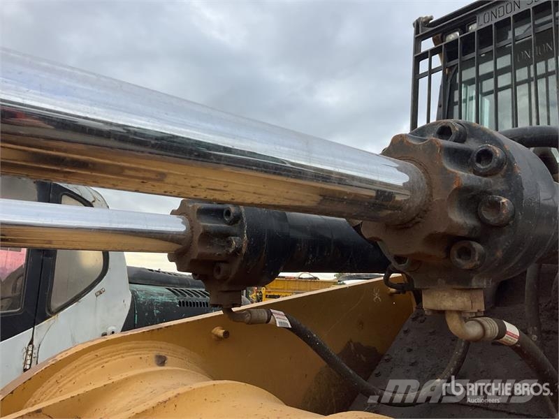CAT 973D Гусеничные фронтальные погрузчики