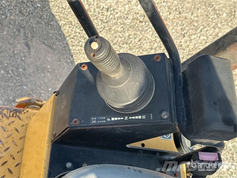 CAT CC24 Compacteur Monocylindre Smooth Drum Compactor Single drum rollers